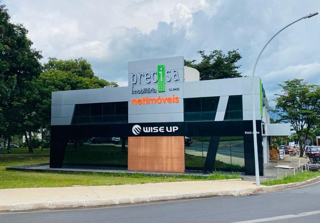 Fachada em revestimento com letreiro