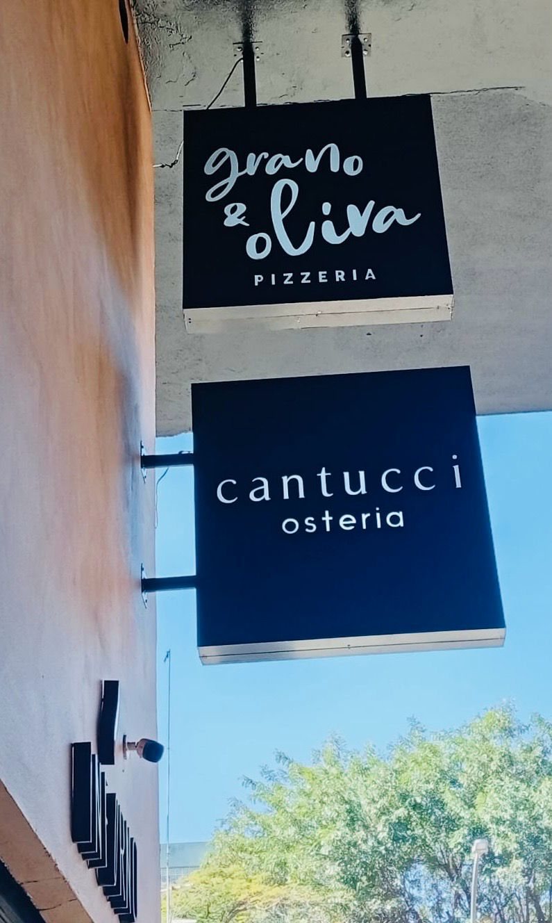 Placas de sinalização em parede