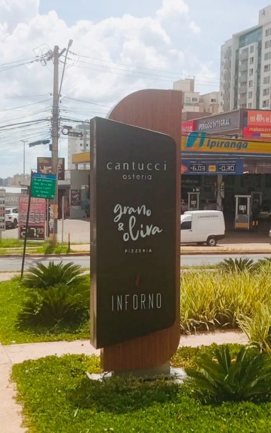 Totem externo em área verde
