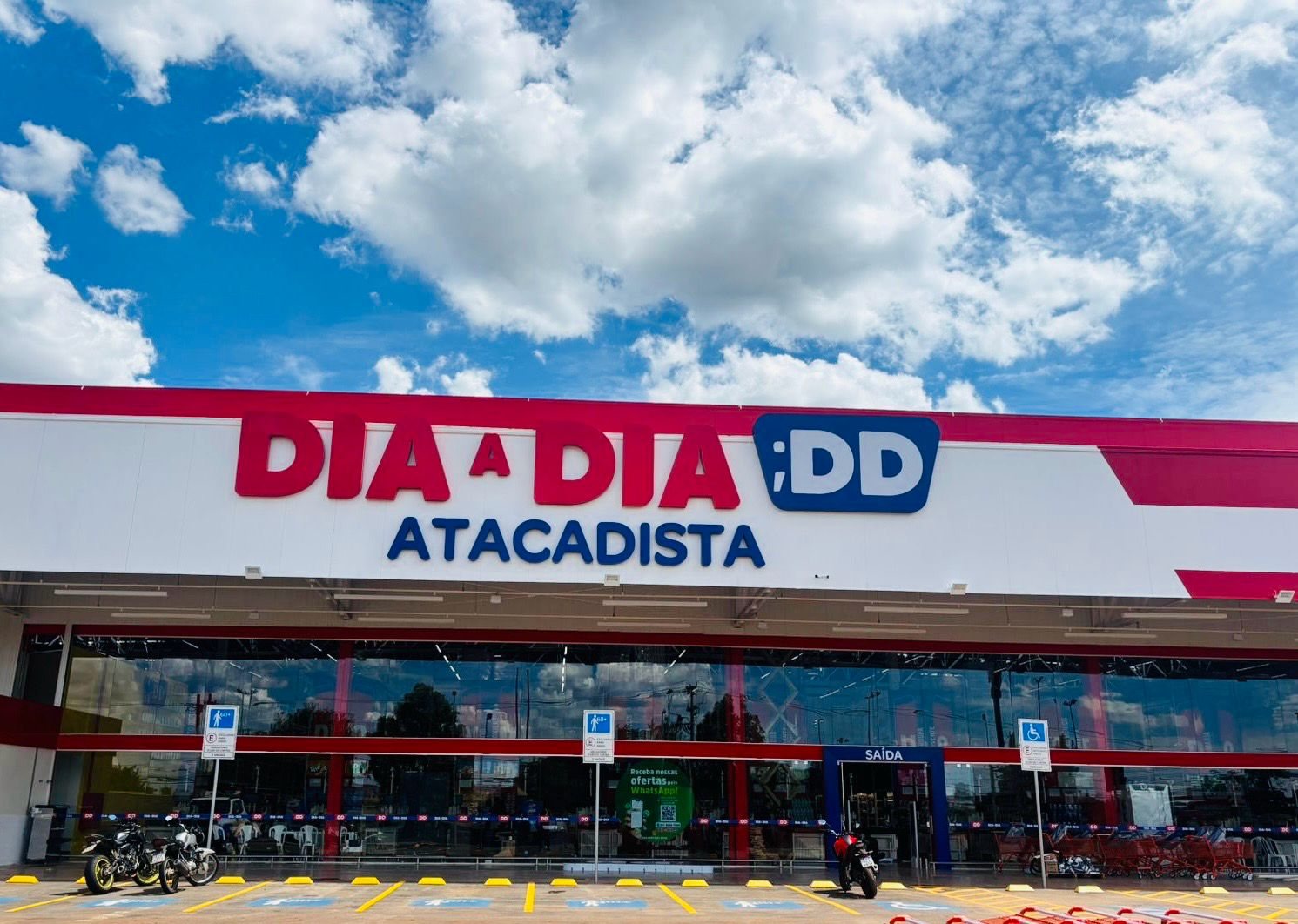Fachada Dia a Dia