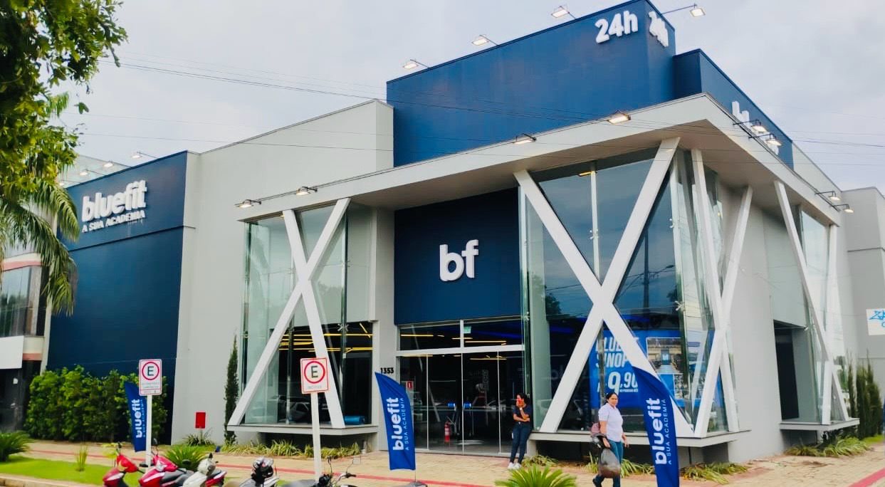 Fachada com estrutura branca e ACM