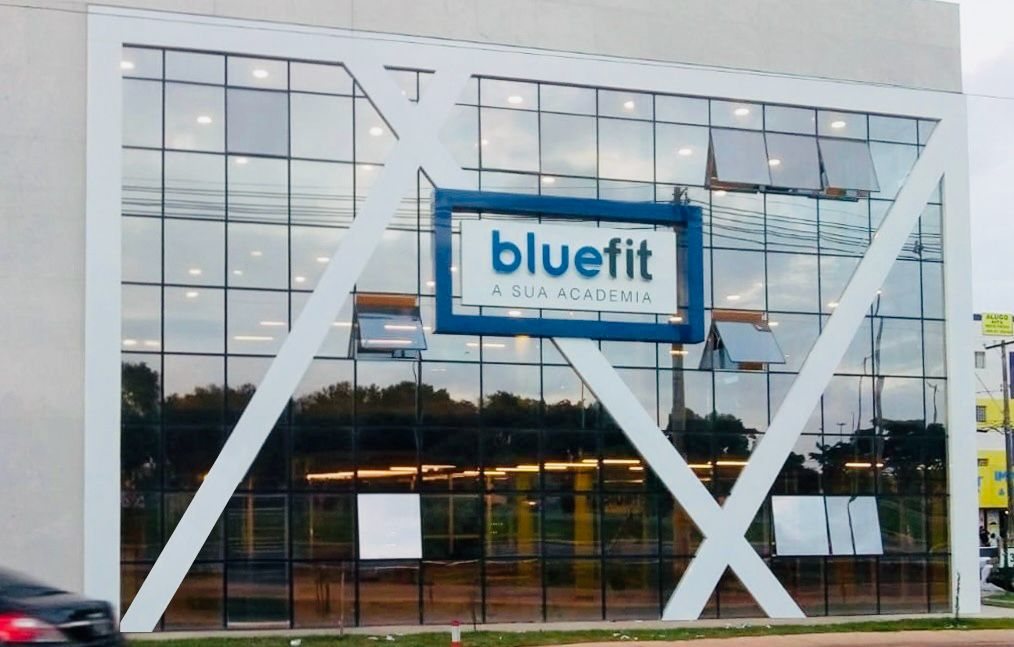 Fachada Bluefit com estrutura metálica