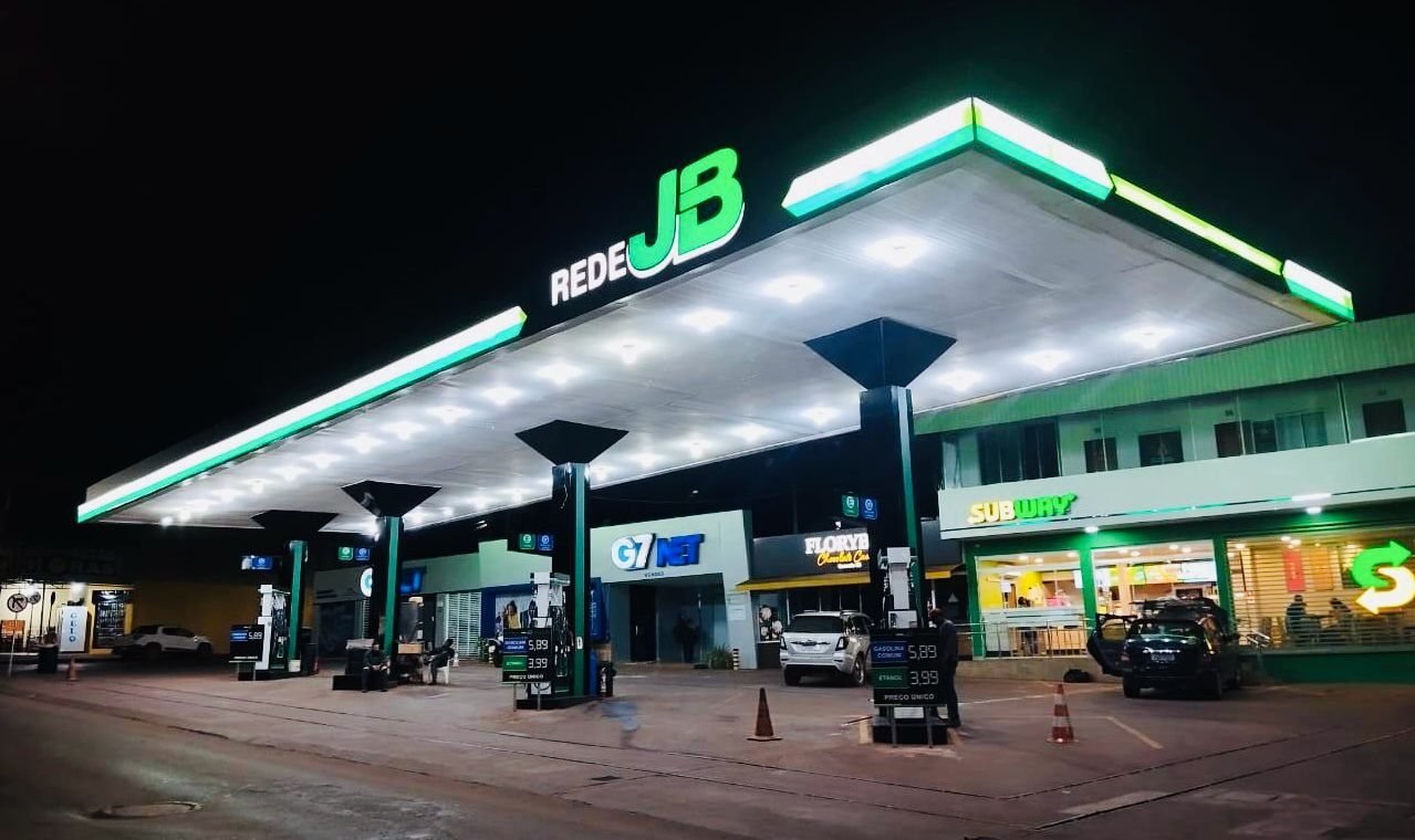 Comunicação iluminada em posto