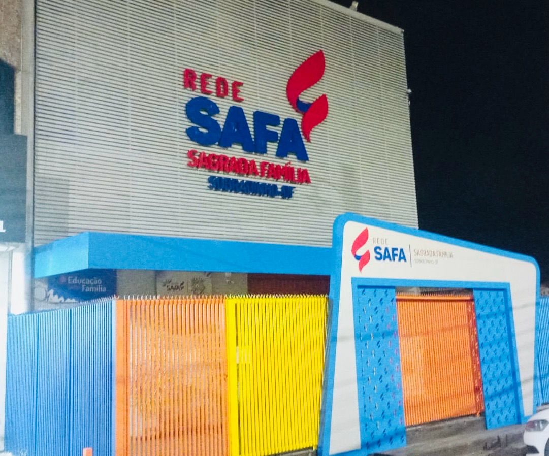 Ambientação colorida em fachada e containers