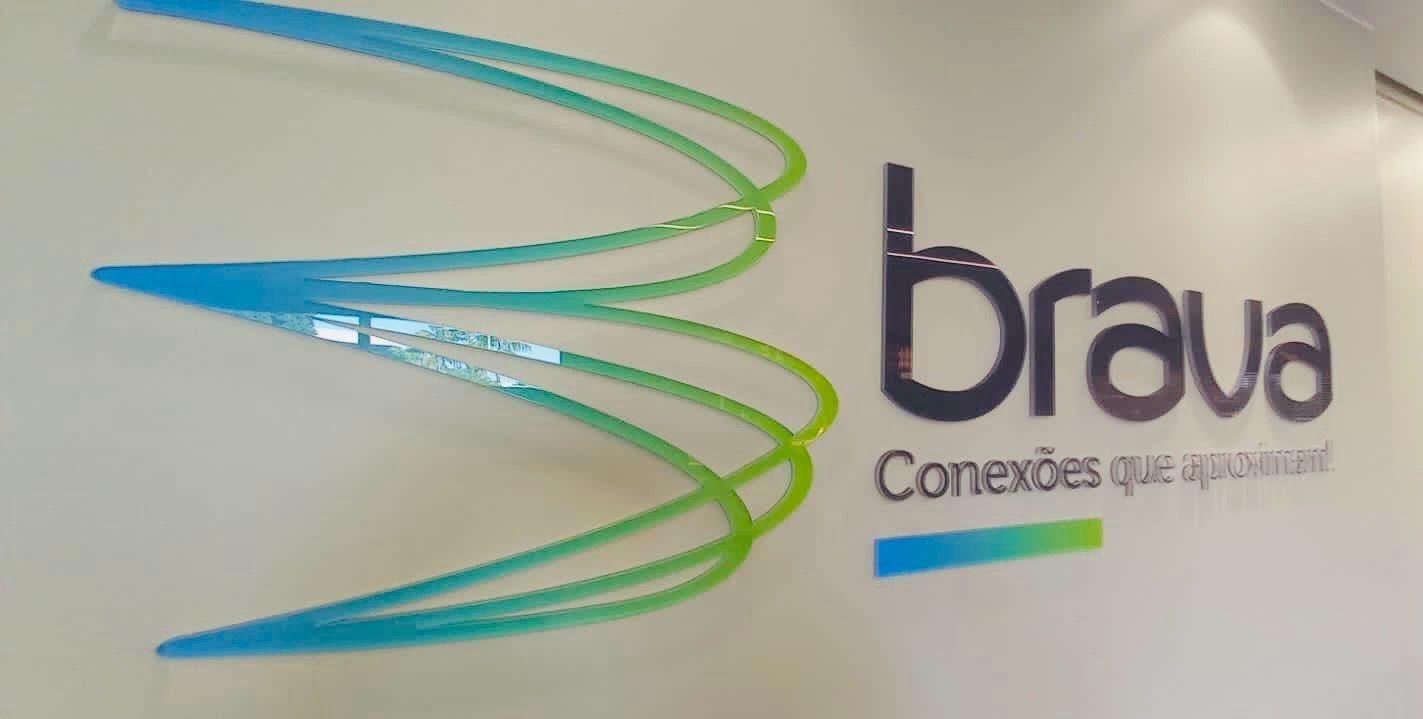 Logo Brava em parede interna