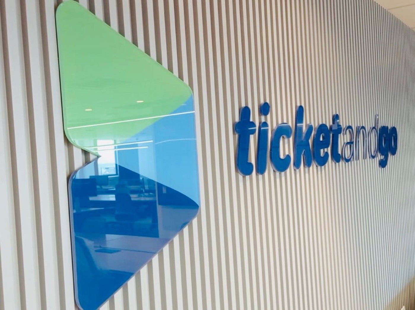 Logo em acrílico aplicada em parede corporativa