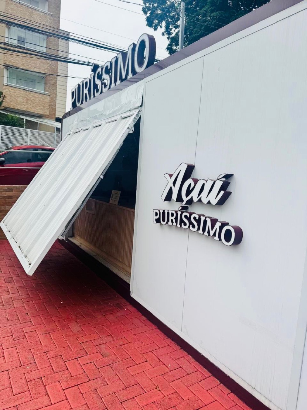 Container comercial Açaí Puríssimo com letreiros e comunicação aplicada