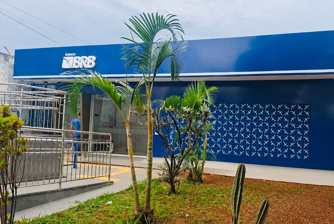 Fachada em ACM azul para agência BRB