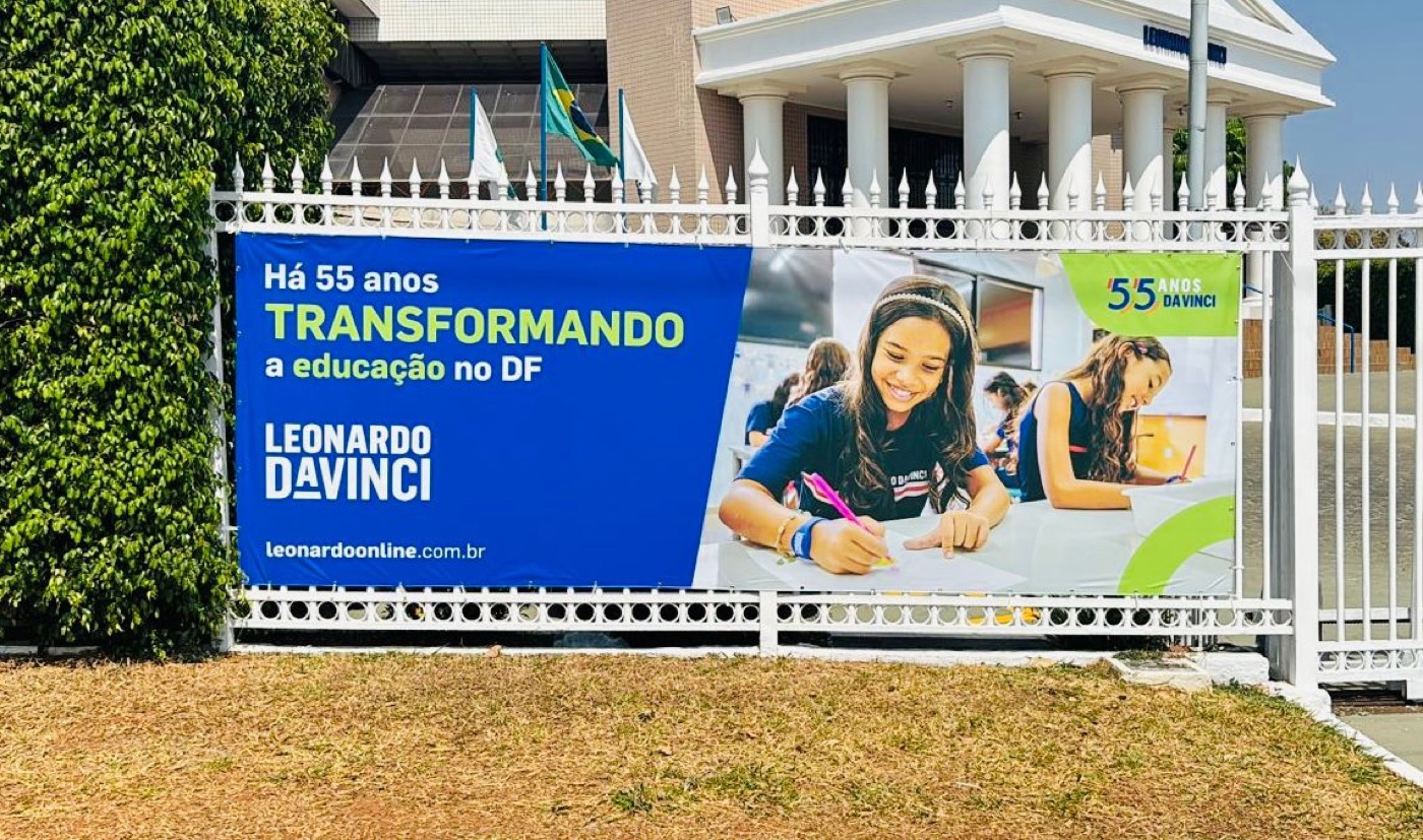 Lona promocional instalada em grade externa