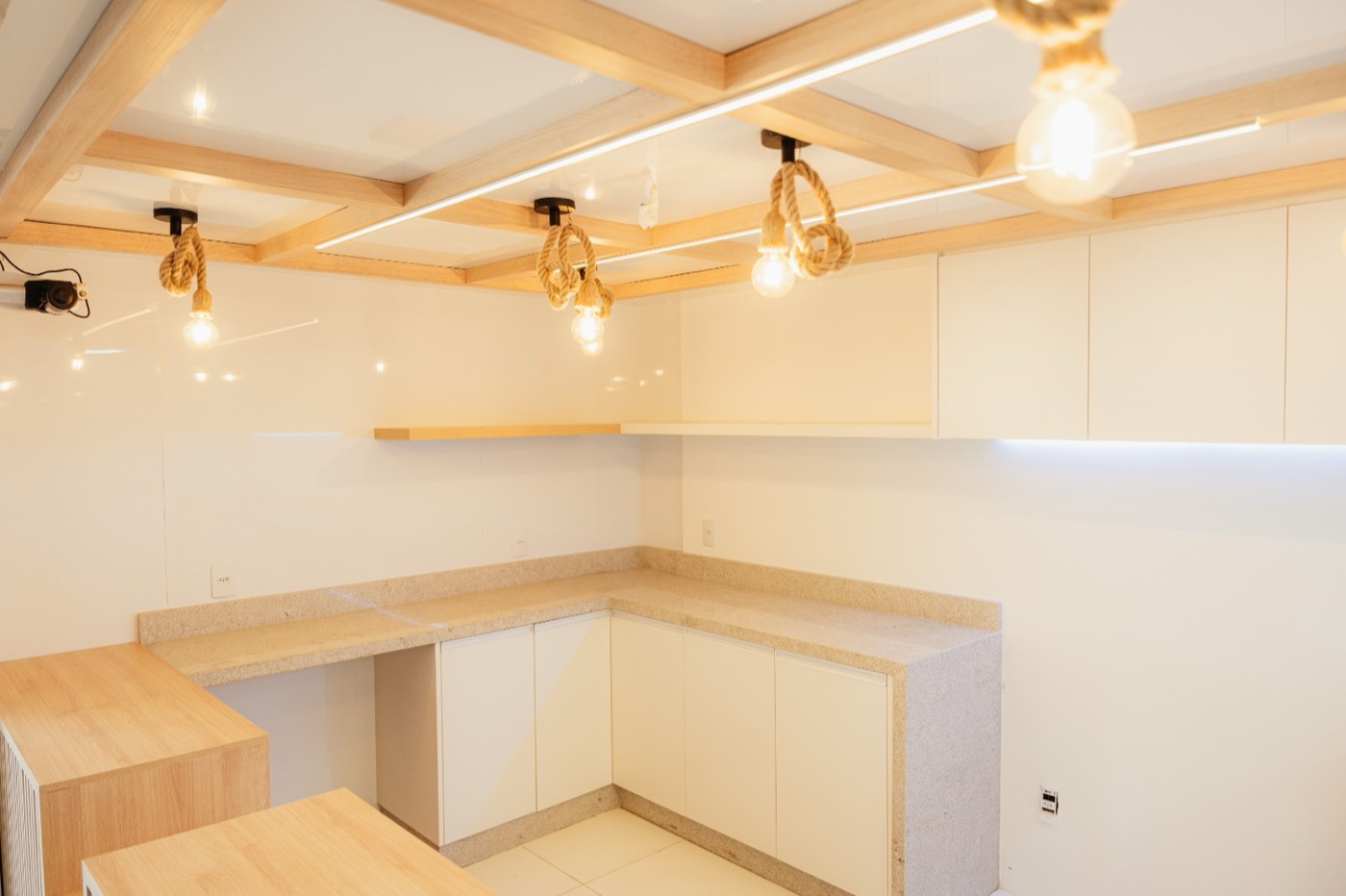 Projeto de marcenaria comercial com acabamento claro