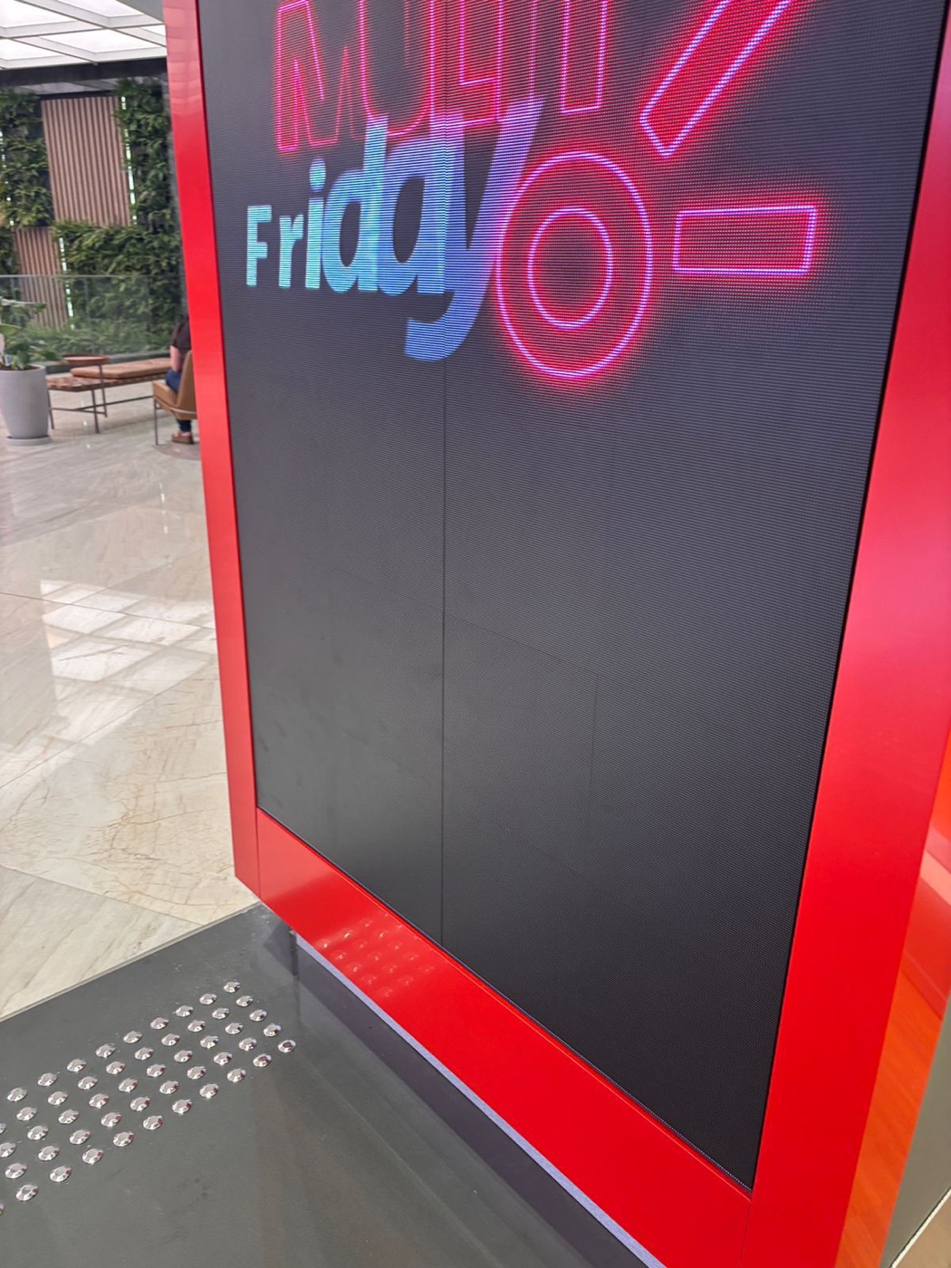 Painel de LED com conteúdo promocional instalado em ambiente interno