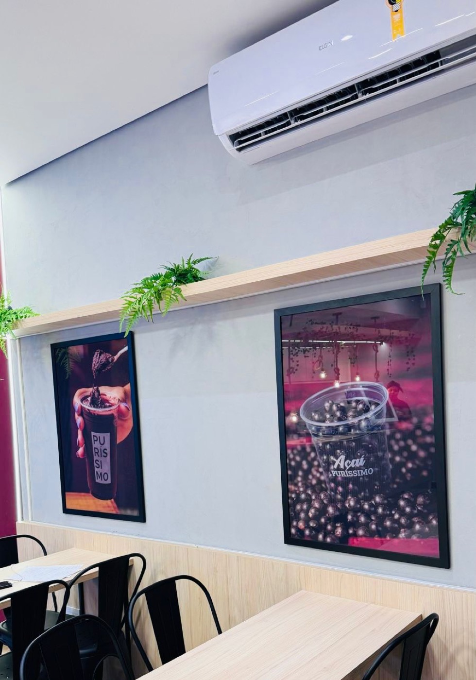 Quadros impressos decorativos em loja de açaí