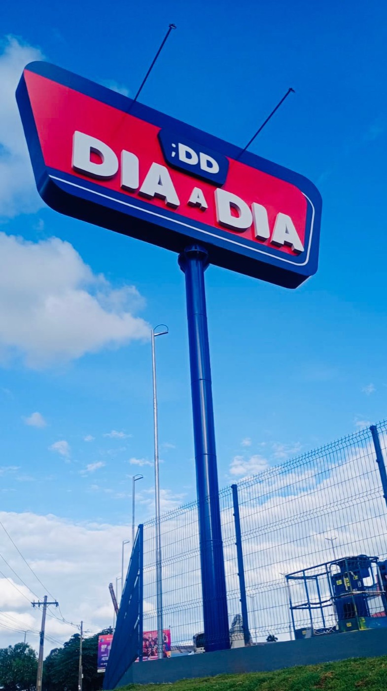 Totem externo alto da marca Dia a Dia